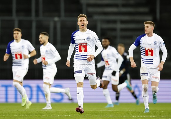 FC Luzerns Silvan Sidler, Mitte, jubelt nach seinem Tor zum 2:2 beim Fussballspiel der Super League zwischen dem Grasshopper Club Zuerich und dem FC Luzern im Letzigrund Stadion, am Samstag, 9. April  ...