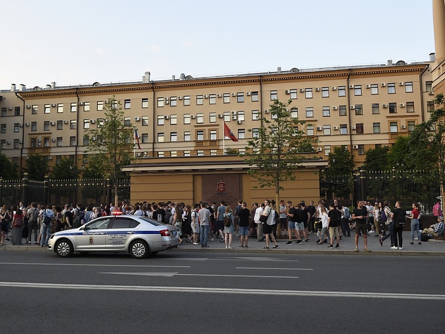 Berufskollegen und Freunde Golunows protestieren vor dem Innenministerium in Moskau gegen die Festnahme des Journalisten.