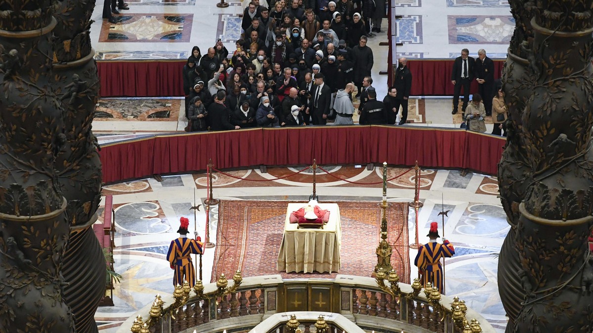 epa10386201 A handout photo made available by Vatican Media shows faithful paying their respects to Pope Emeritus Benedict XVI (Joseph Ratzinger) whose body lies in state in the Saint Peter's Bas ...