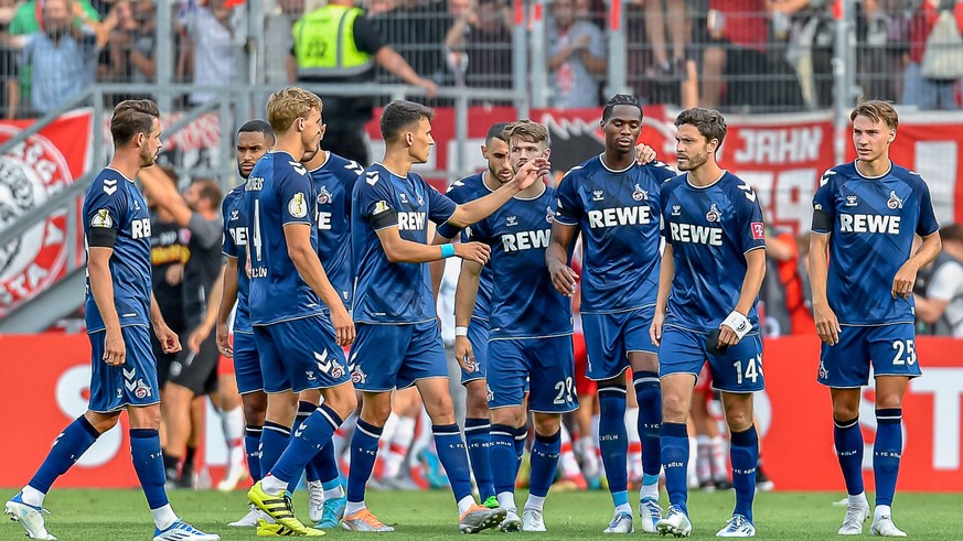 Hängende Gesichter bei den Spielern des FC Köln nach dem Pokalaus in Regensburg.