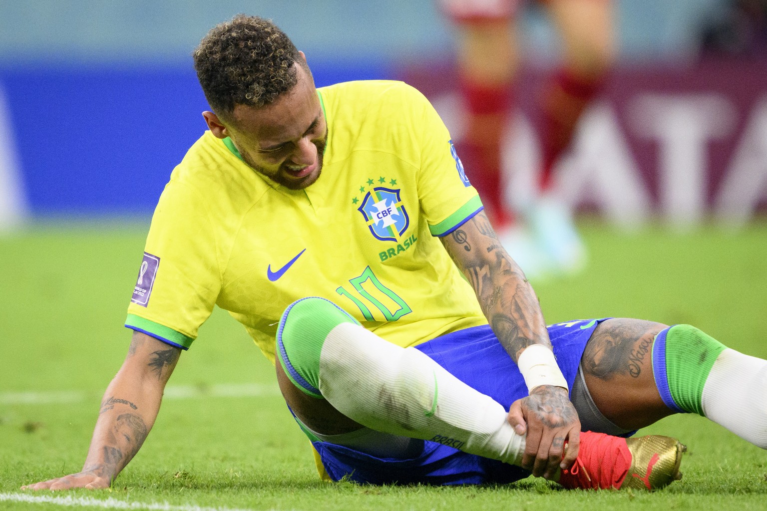 epa10326485 Brazil&#039;s forward Neymar holds his right ankle during FIFA World Cup 2022 group G soccer match between Brazil and Serbia at Lusail Stadium in Lusail, Qatar, 24 November 2022. EPA/LAURE ...