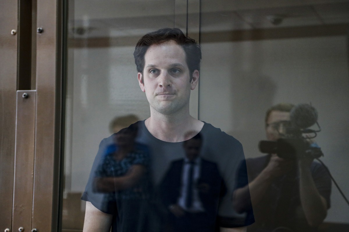 epa11000757 Wall Street Journal correspondent Evan Gershkovich attends an appeal hearing against the extension of his arrest term on espionage charges at the Moscow City Court in Moscow, Russia, 22 Ju ...