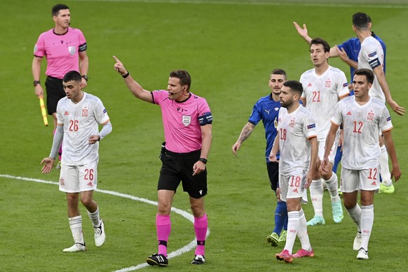 Referee Felix Brych gestures to Spain&#039;s Pedri, left, during the Euro 2020 soccer championship semifinal match between Italy and Spain at Wembley stadium in London, Tuesday, July 6, 2021. (Facundo ...