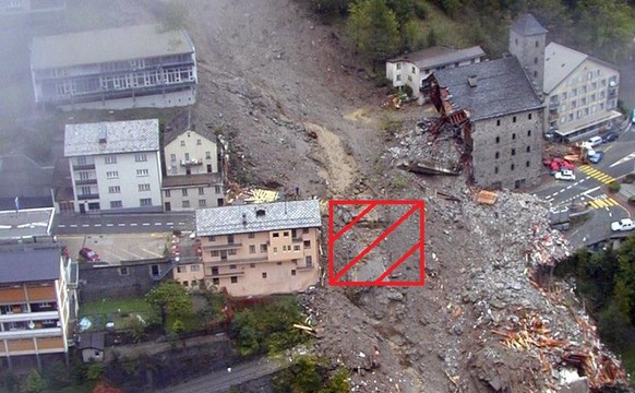 JAHRESRUECKBLICK 2000: INLAND: UNGLUECK - General view of the Swiss village of Gondo after heavy rain flooded the village, on Saturday, October 14, 2000. At least three people died in the village of G ...