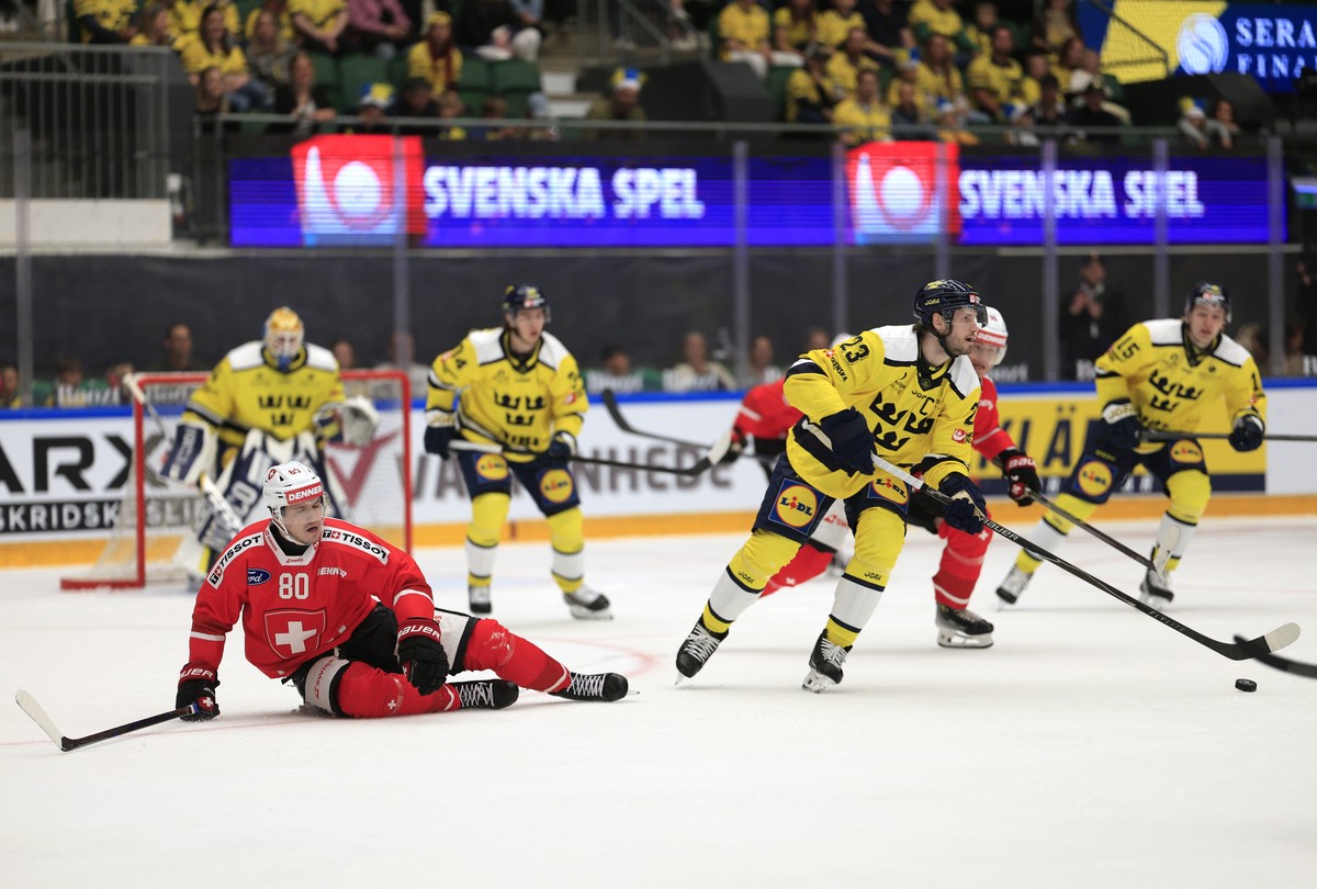 epa12943796 Sweden's Oliver Ekman-Larsson controls the puck and Switzerland's Nicolas Baechler (left) looks on during the Beijer Hockey Games match in the Euro Hockey Tour (EHT) between Swed ...