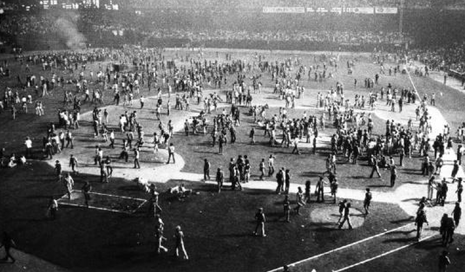 Die 10 Cent Beer Night in Cleveland endet im totalen Chaos ?