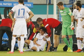 Alain Nef muss verletzt vom Platz getragen werden.