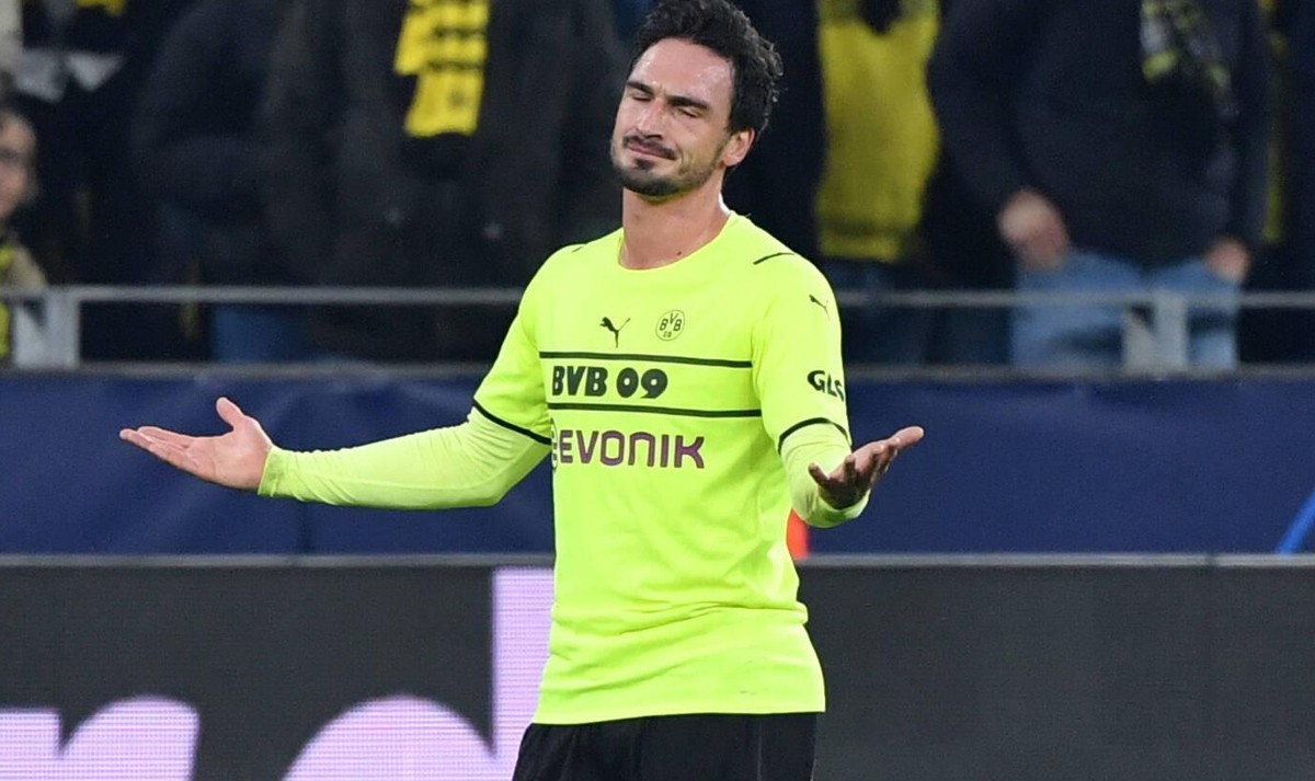 Mats Hummels ist nach seiner direkten Roten Karte gegen Ajax fassungslos.