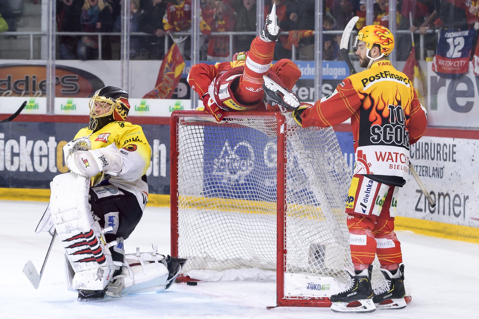 Biels Damien Brunner, auf dem Tor, jubelt nach seinem Tor (2-2) gegen Bern Goalie Leonardo Genoni, links, an der Seite von Biels TopScorer Jason Fuchs, im zweiten Eishockey Playoff-Halbfinalspiel der  ...