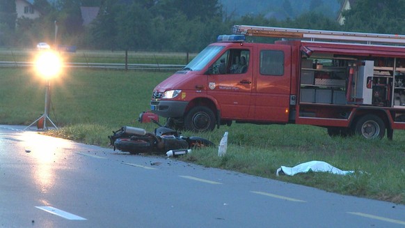 Nach dem Unfall kämpft ein Mann ums Leben.