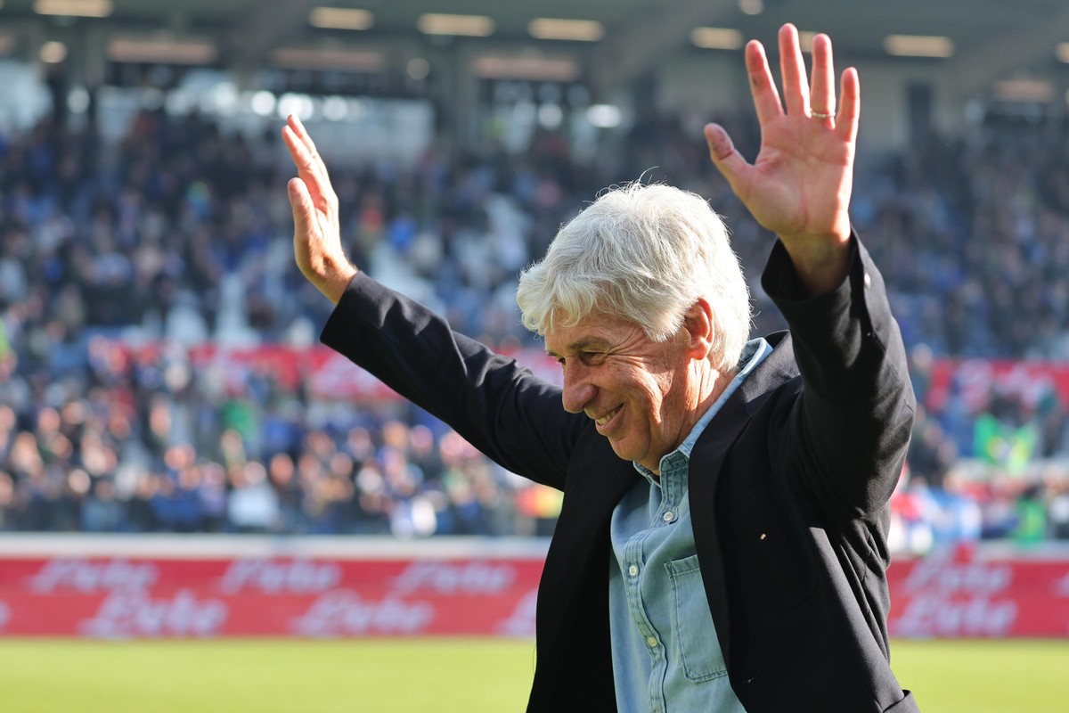 epa11712988 Atalanta's coach Gian Piero Gasperini celebreates after winnning 2-1 in the Italian Serie A soccer match Atalanta BC vs Udinese Calcio at Gewiss Stadium in Bergamo, Italy, 10 November ...