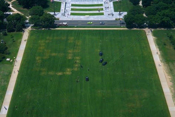 Markings in the grass near the Lincoln Memorial are seen in Washington, Thursday, June 11, 2026. (AP Photo/Julia Demaree Nikhinson)
APTOPIX Lincoln Memorial Reflecting Pool