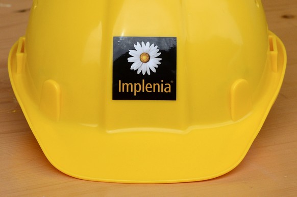 ARCHIVBILD ZUM GEPLANTEN STELLENABBAU BEI IMPLENIA, AM DIENSTAG, 27. OKTOBER 2020 - Das Logo der Grossbaufirma Implenia im Bahnhof von Erstfeld am Samstag, 9. Mai 2015. (KEYSTONE/Urs Flueeler)