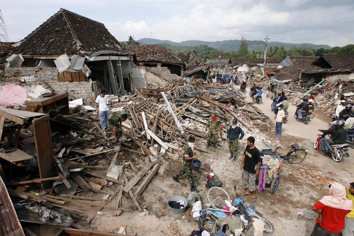 Indonesian villagers search for their belongings in Bantul district, south of Yogyakarta in Central Java, Indonesia on Monday, 29 May 2006. Emergency aid began arriving in earthquake-devastated Java M ...