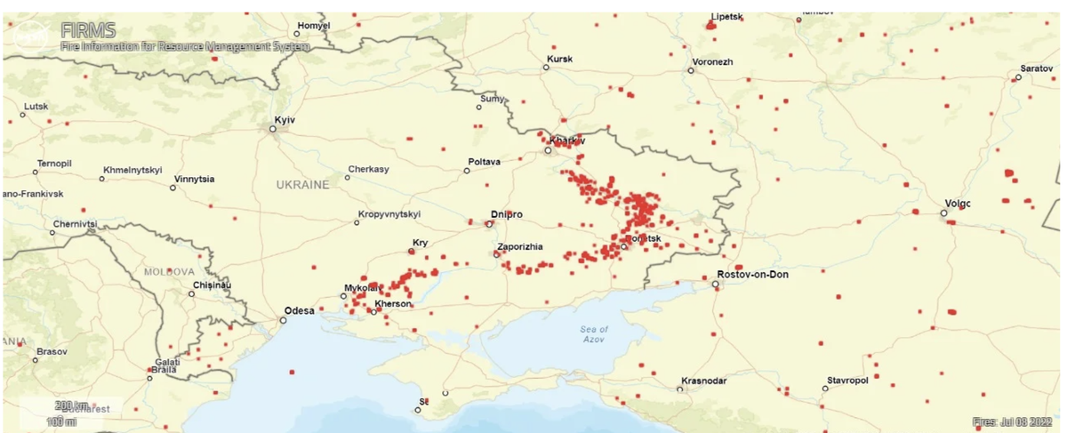 La carte montre un fort regroupement d'anomalies de chaleur dues aux tirs d'artillerie
