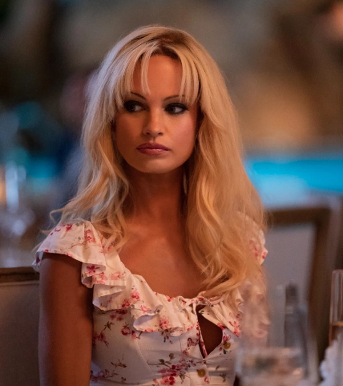 Lily James dans Pam &amp; Tommy (2022). Avouez, y a un truc.