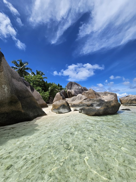 Ein bekanntes Motiv: die riesigen Felsen am Strand.