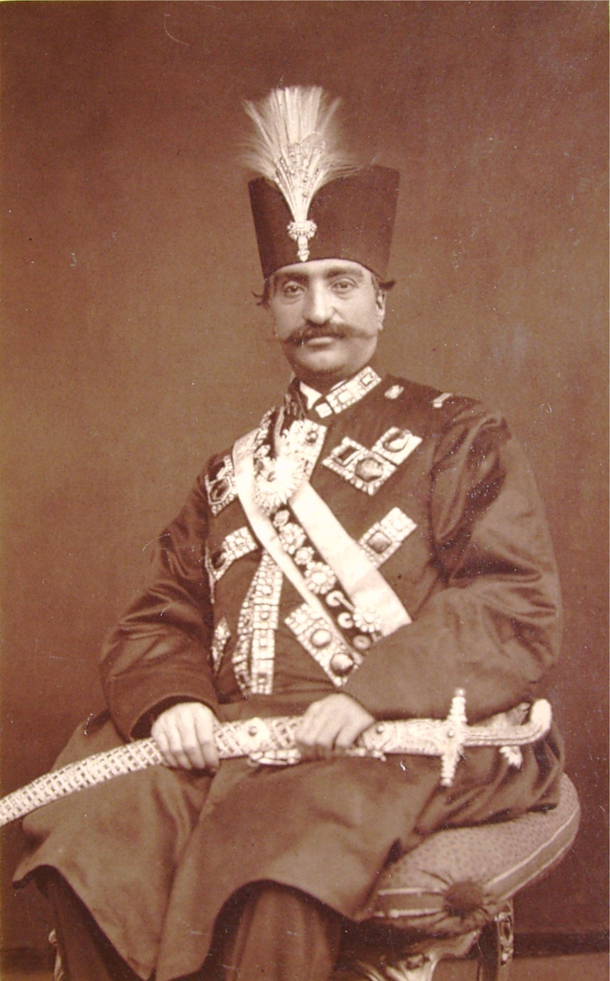 Mit seinem Fotoapparat, den er von der englischen Königin Victoria geschenkt bekommen hatte, dokumentierte der Schah sein Hofleben.