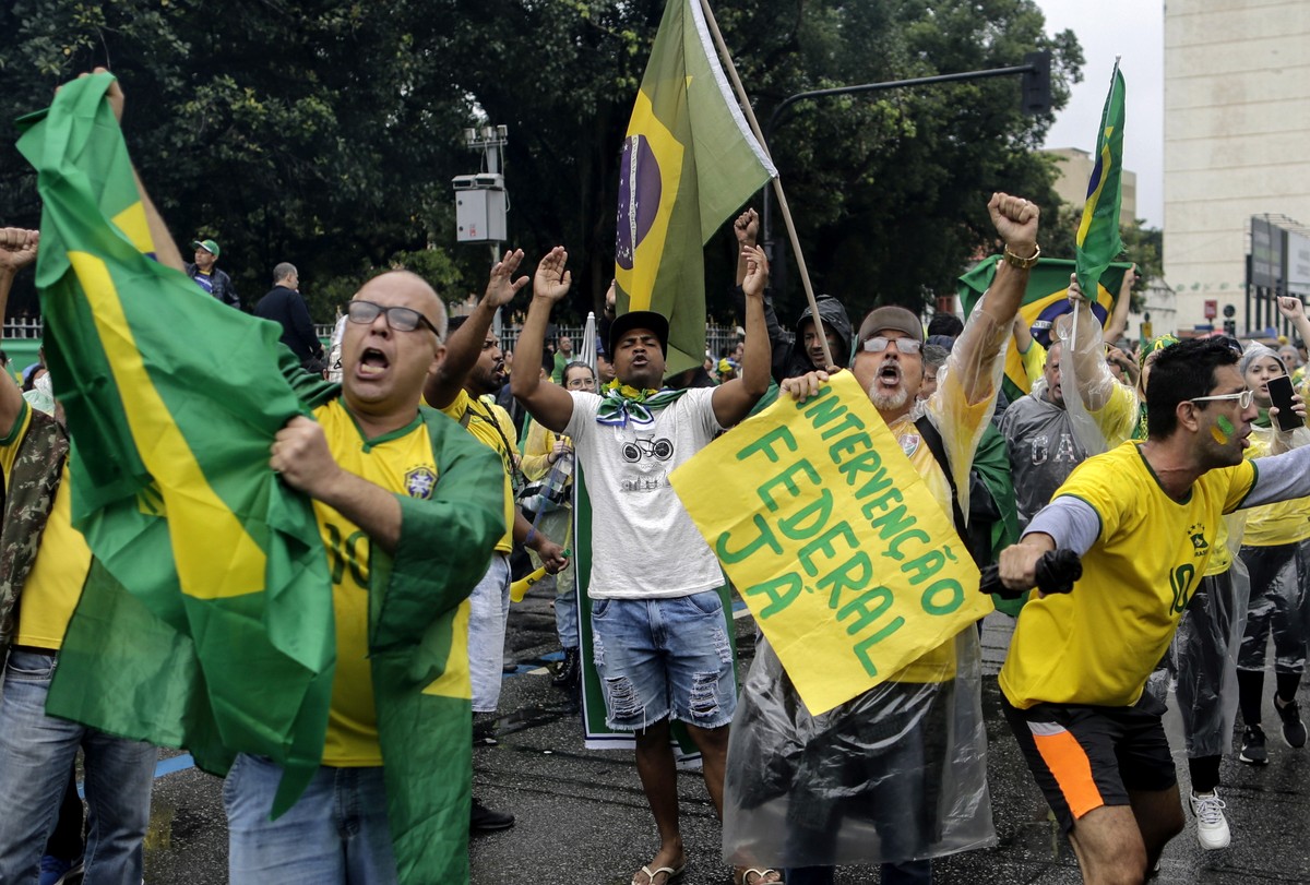 epa10281838 Supporters of outgoing Brazilian President Jair Bolsonaro protest against the election results, outside the Eastern Military Command in Rio de Janeiro, Brazil, 02 November 2022. Thousands  ...