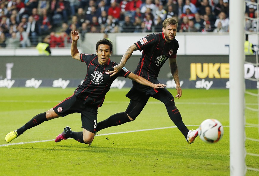 Frankfurts Captain Marco Russ (rechts) sieht das Unglück kommen.