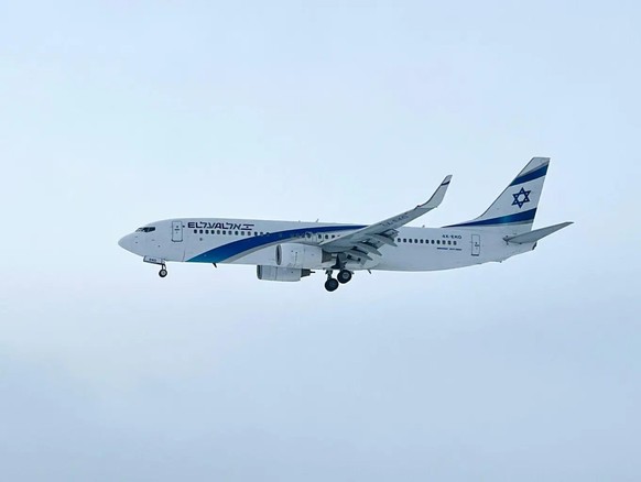 Eine Maschine der israelischen El Al im Anflug am Flughafen Zürich.