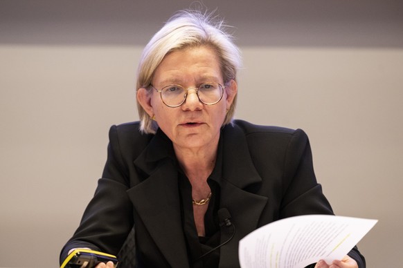 Die CFO von Schindler, Carla De Geyseleer bei ihrer Rede am Hauptstandort und Hauptsitz der Schindler Aufzuege AG in Ebikon in Kanton Luzern anlaesslich der Bilanzmedienkonferenz 2023 des Liftherstell ...