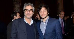 Alfonso Cuarón zusammen mit Schauspieler Dimitri Leonidas.