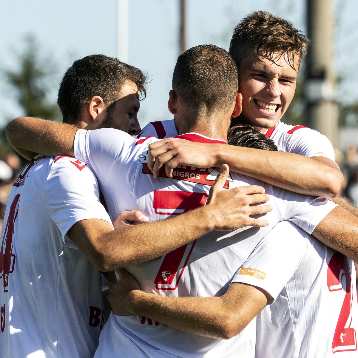 Spieler des FC Sion jubeln nach dem Tor zum 0-1 im 1/16-Finalspiel des Schweizercup zwischen dem FC Aarau und dem FC Sion, am Sonntag, 15. September 2019, im Stadion Bruegglifeld in Aarau. (KEYSTONE/A ...