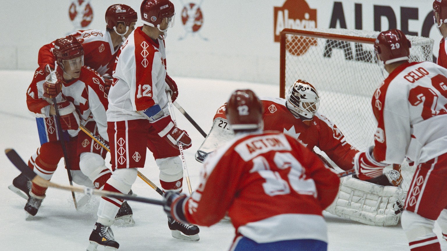 Die Spieler der 4. Linie der Schweiz Mario Brodmann, Nummer 14, Roberto Triulzi, Nummer 12, und Manuele Celio, Nummer 29, von links nach rechte, bedraengen das kanadische Tor mit Goalie Ron Hextall, a ...