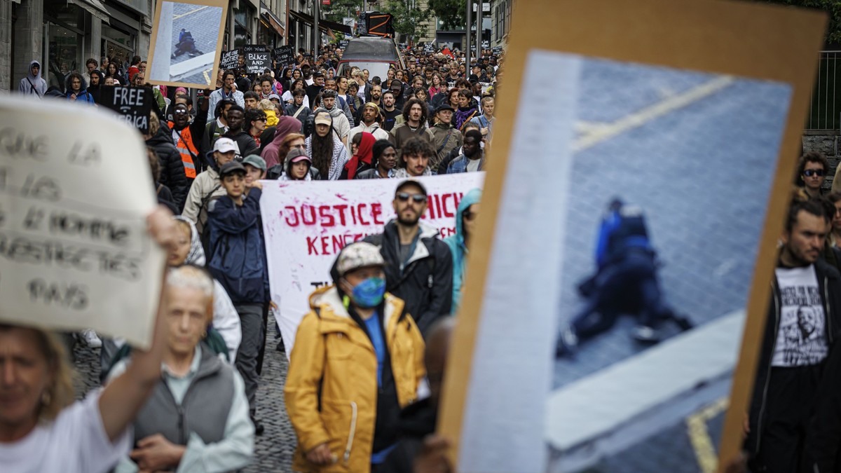 Rund-1000-Menschen-demonstrieren-gegen-Polizeigewalt-in-Lausanne