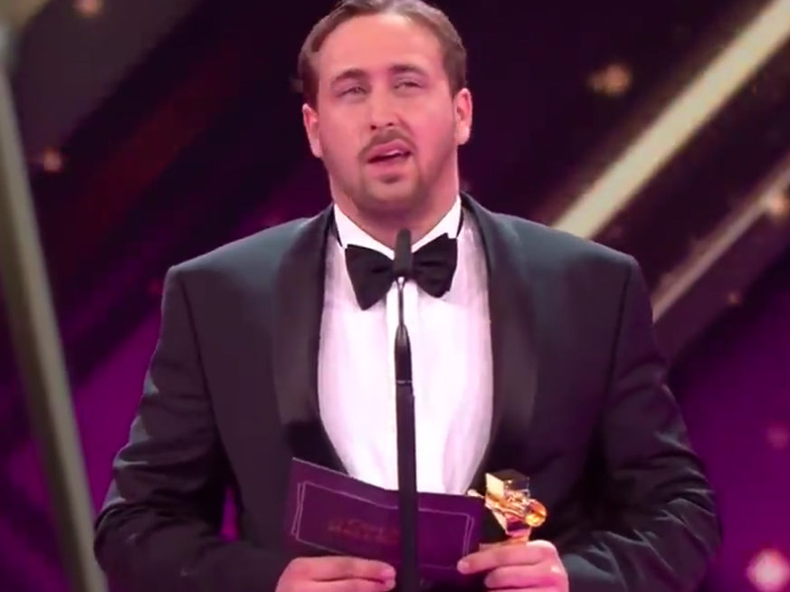 Der falsche Ryan Gosling (Ludwig Lehner) hält am Samstagabend die «Goldene Kamera» in der Hand.&nbsp;