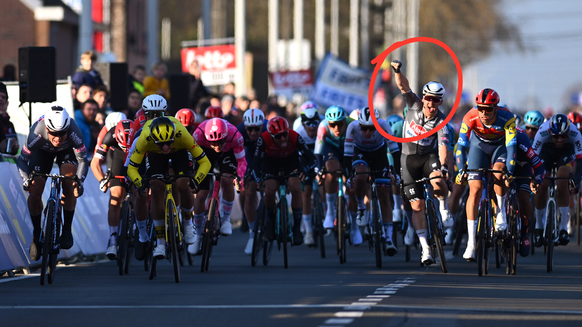Groves (roter Kreis) war der letzte Begleiter von Philipsen (links im Bild), den er zum Sieg im Sprint trug.