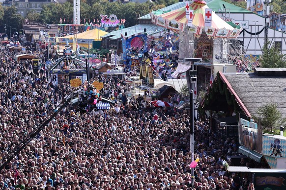 epa11631885 People attend the &#039;Oktoberfest Landlords Concert&#039; at the foot of the Bavaria statue in Munich, Germany, 29 September 2024. The world&#039;s largest beer festival will run from 21 ...
