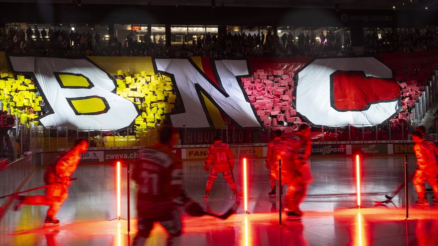 Die Fanbs praesentieren eine Choreo im Eishockey Qualifikationsspiel der National League zwischen dem EHC Biel und dem SC Bern, am Samstag, 4. November 2023, in der Tissot Arena in Biel. (KEYSTONE/Pet ...