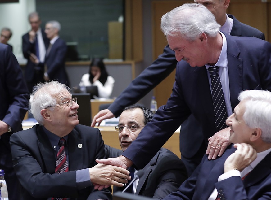 Der EU-Aussenbeauftragte Josep Borrell (l.) und Luxemburgs Aussenminister Jean Asselborn begrüssen sich am Montag in Brüssel bei den Beratungen zu Libyen.