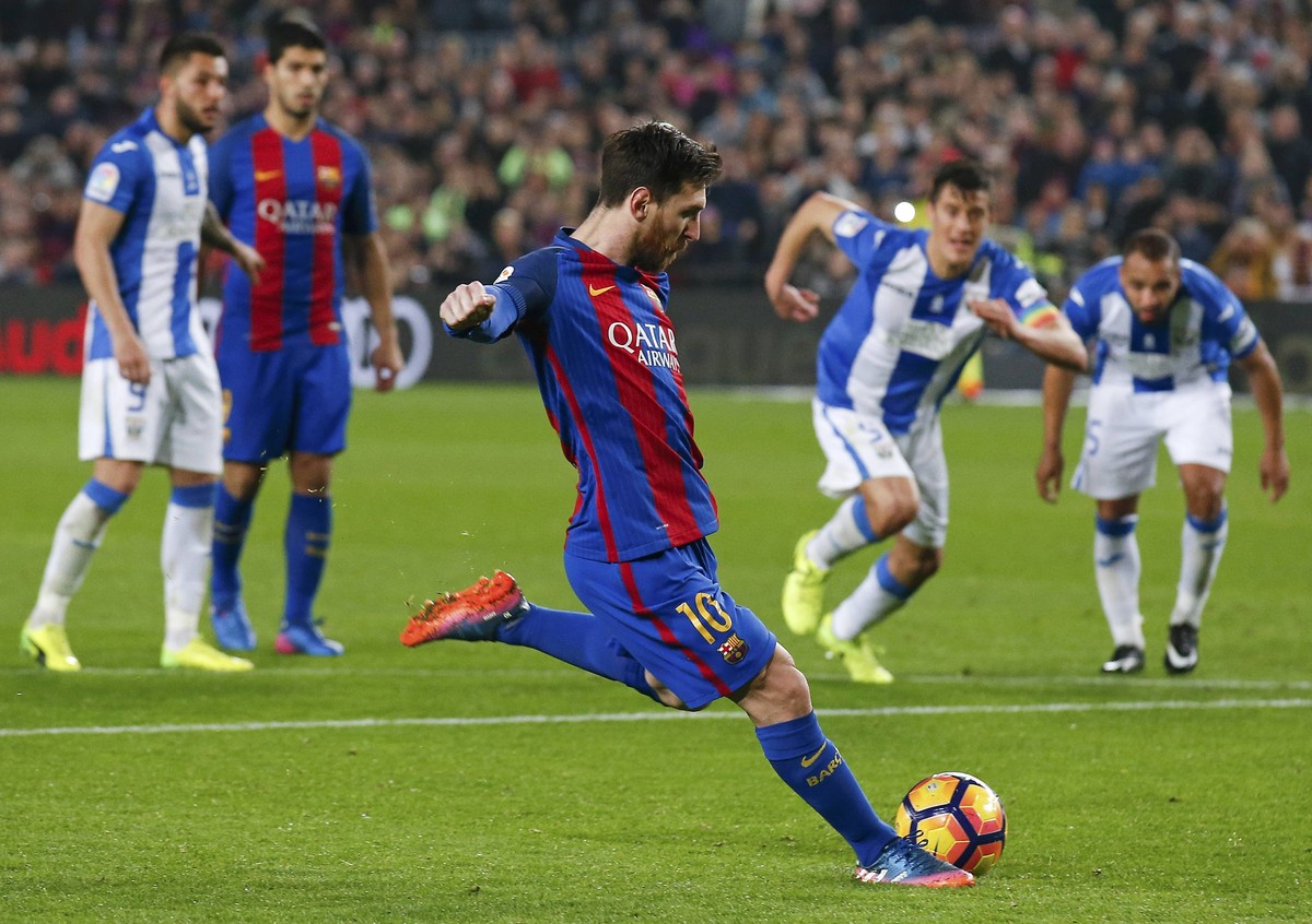 Football Soccer - Barcelona v Leganes - Spanish La Liga Santander - Camp Nou stadium, Barcelona, Spain - 19/02/17 - Barcelona's Lionel Messi scores a penalty against Leganes. REUTERS/Albert Gea