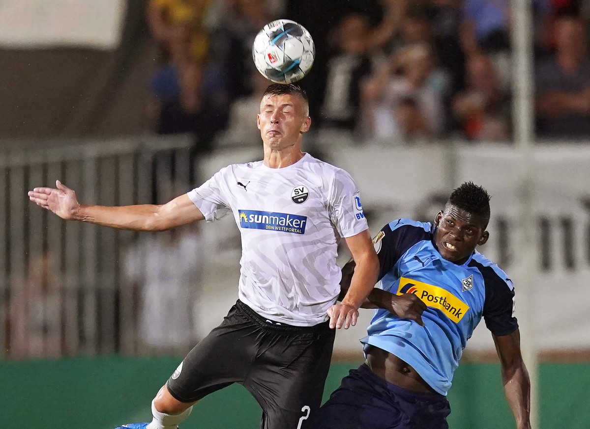 epa07765003 Sandhausen's Aleksandr Zhirov (L) in action against Moenchengladbach's Breel Embolo (R) during the German DFB Cup first round soccer match between SV Sandhausen and Borussia Moen ...