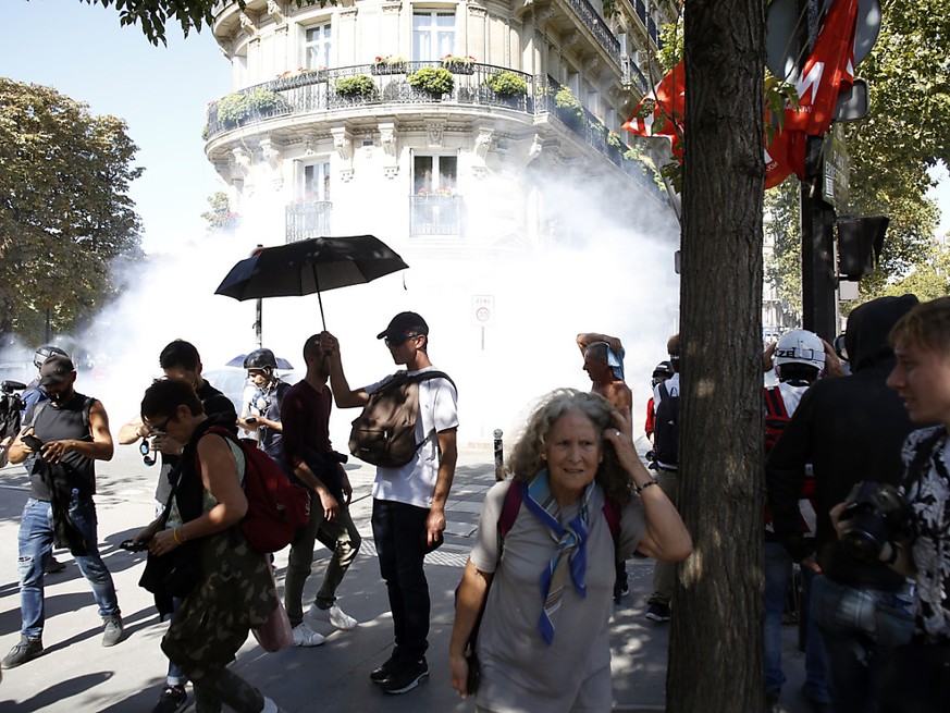 Eine Wolke von Tränengas: Demoteilnehmer am Samstag in Paris.