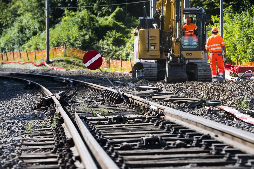 THEMENBILD ZUM MK DER SBB ZUR ANSTEHENDEN HITZEWELLE --- Des ouvriers CFF/SBB travaillent sur le chantier de la gare de La Conversion ce mercredi 11 juillet 2018 a Lutry. Du 7 juillet au 26 aout 2018, ...