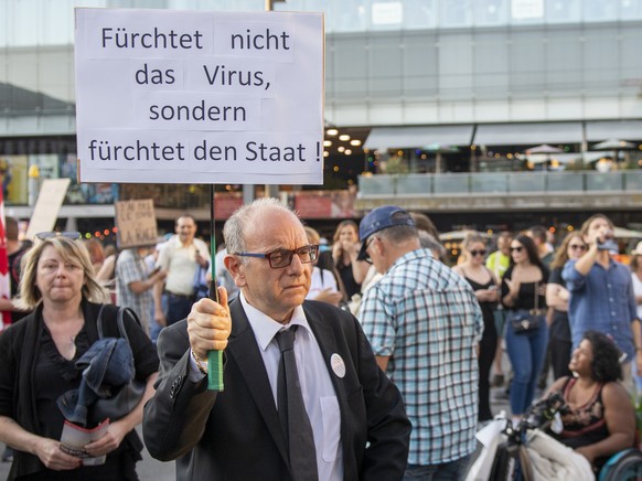 Demonstration gegen die Ausweitung des Covid-Zertifikates, am Mittwoch, 8. September 2021, in Bern. In Bern demonstrieren Hunderte Menschen gegen die Ausweitung der Zertifikatspflicht. Sie werfen dem  ...