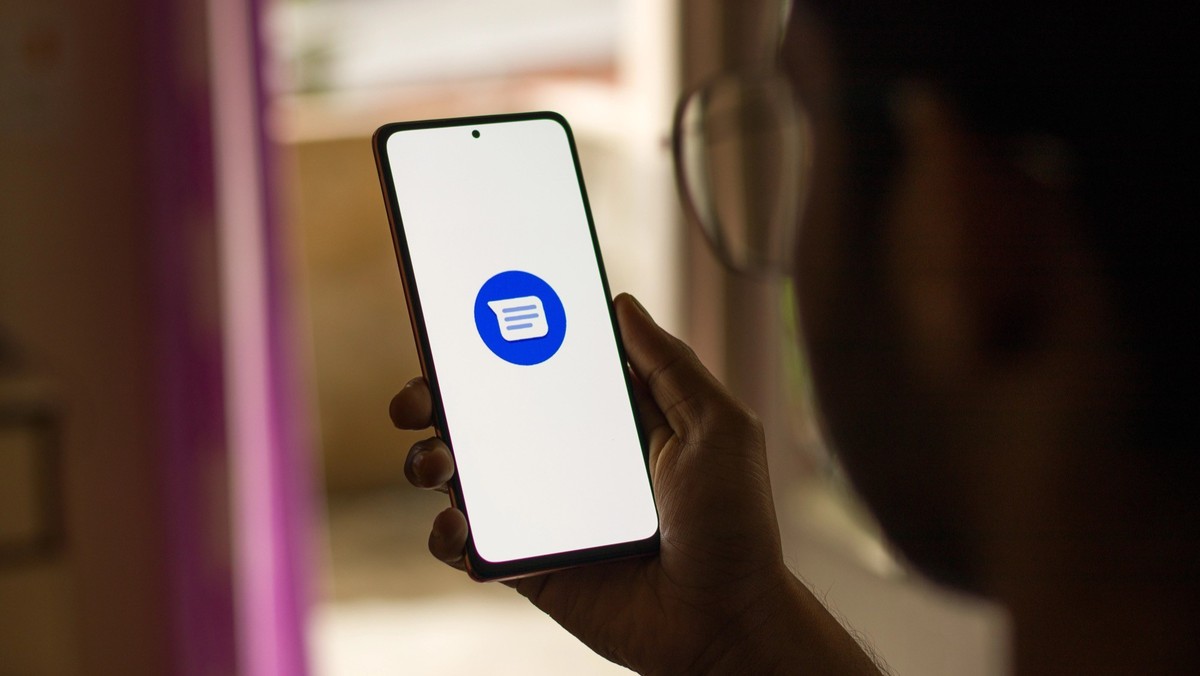 Smartphone mit Google Messages Logo (Symbolbild)