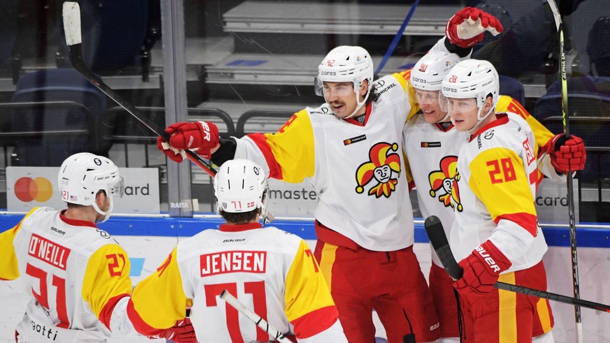 IMAGO / SNA

Russia Ice hockey, Eishockey Kontinental League Dynamo - Jokerit 6739098 11.01.2022 Jokerit s players celebrate the victory in the Kontinental Hockey League ice hockey match between Dynam ...