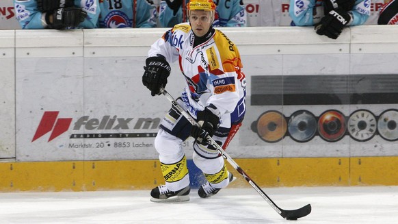 Der Klotener Kimmo Rintanen ist am Puck im Eishockeyspiel der National League A zwischen den Rapperswil Jona Lakers und den Kloten Flyers, am Sonntag, 3. Januar 2010, in Rapperswil. (KEYSTONE PHOTOPRE ...