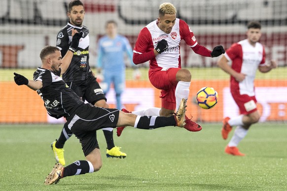 Thuns Marvin Spielmann, rechts, im Duell mit Luganos Steve Rouiller im Fussball Meisterschaftsspiel der Super League zwischen dem FC Thun und dem FC Lugano, am Samstag, 16. Dezember 2017, in der Stock ...