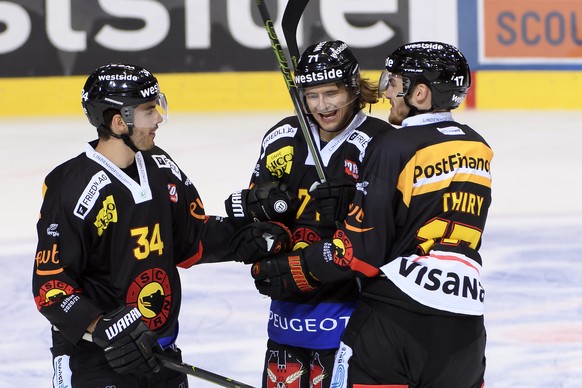 Berns Jeremi Gerber, Mitte, jubelt nach seinem Tor (1-1) mit Berns Miro Zryd, links, und Berns Thomas Thiry, rechts, beim Eishockey-Testpiel zwischen dem SC Bern und Red Bull Muenchen in der Postfinan ...