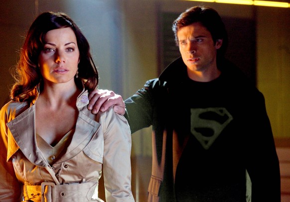 SMALLVILLE, from left: Erica Durance, Tom Welling, Charade , Season 9, ep. 918, aired Apr. 23, 2010, 2001-2011. photo: Jack Rowand / Warner Brothers Television / Courtesy: Everett Collection Warner Br ...