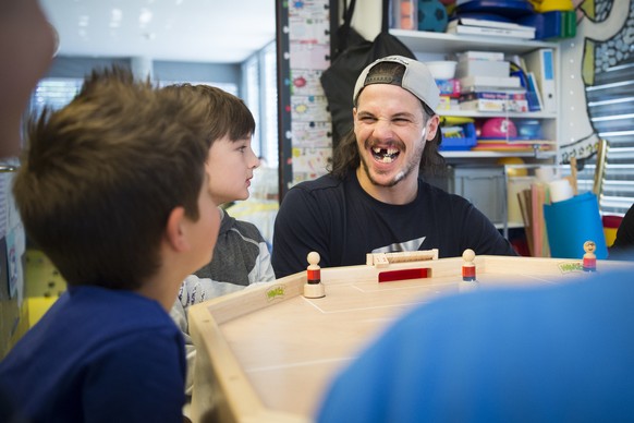 Dino Wieser vom HC Davos zeigt seine Zahnprothese, bei einem Besuch auf der Kinder- und Jugendabteilung des Kantonsspitals Graubuenden, am Mittwoch, 18. November 2015, in Chur. (KEYSTONE/Gian Ehrenzel ...