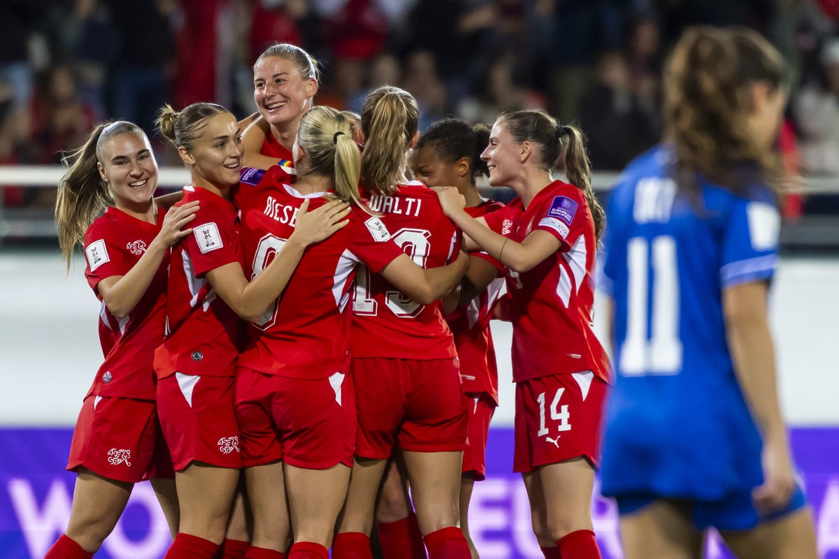 KEYPIX - Switzerland's Julia Stierli, 2rd left, celebrates her goal with her teammates $, after scoring the 2:0, during the FIFA Women's World Cup 2027 - playoffs Round 1 - second leg betwee ...