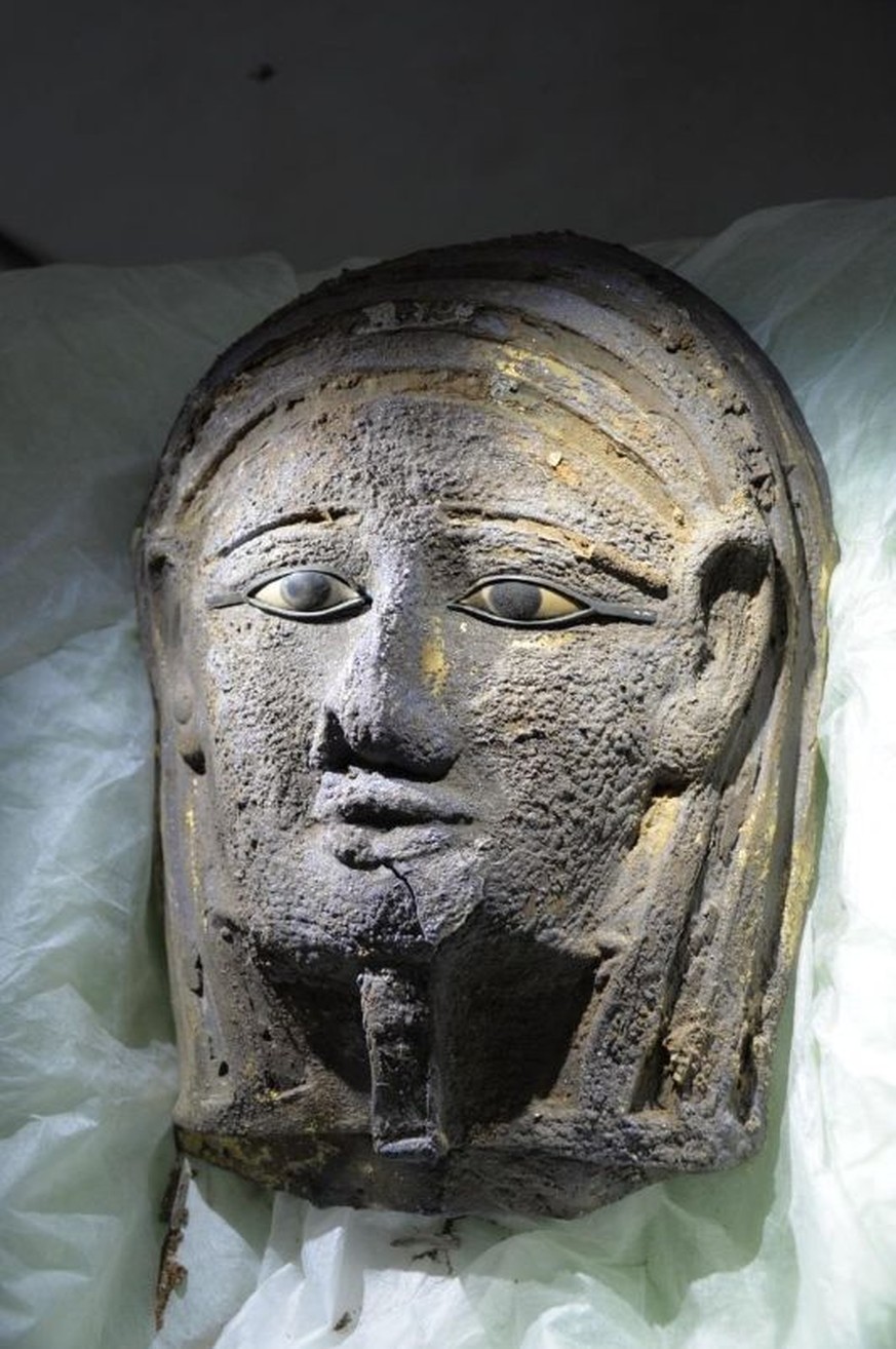 Die Sakkara-Maske des Zweiten Priesters der Göttin Mut und der Göttin Niut-schi-es.