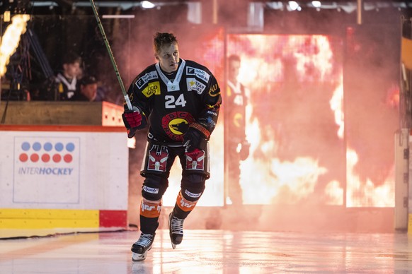 Dominik Kahun (SCB) laeuft aufs Eis vor dem Spiel der Eishockey National League zwischen SC Bern, SCB, und HC Davos, HCD, vom Freitag, 22. November 2024 in Postfinance Arena in Bern. (KEYSTONE/Alessan ...